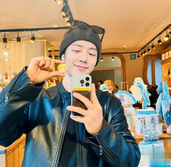 安福相册 肖战专辑《咱们》巨匠刊行多地登顶，好意思区排行失色Lady Gaga