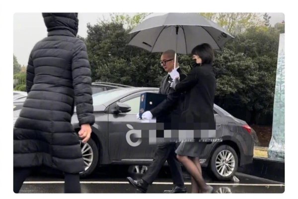 莆田安福相册 多图直击！大S选藏安葬，具俊晔手捧骨灰盒呜咽入场