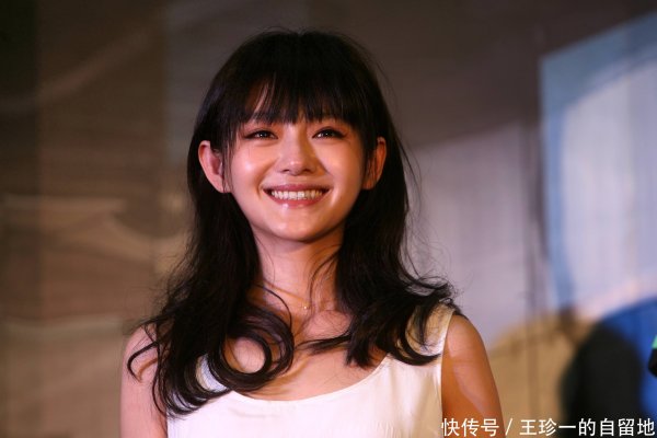 安福相册 大S的葬礼：具俊晔哭成泪东说念主，汪小菲未出面，小S被东说念主搀扶着步碾儿