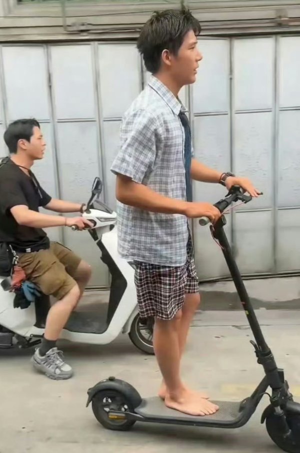 安福相册 王安宇广东拍戏造型引热议，“王安全”称呼逗乐网友，粉丝喊离粤