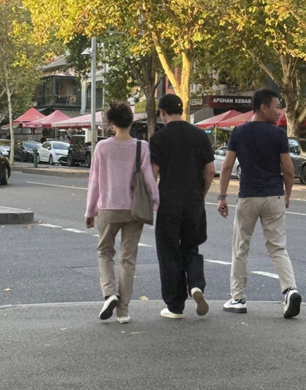 莆田安福相册 黄轩与女友墨尔本逛街被偶遇 恋爱超5年甘好意思依旧