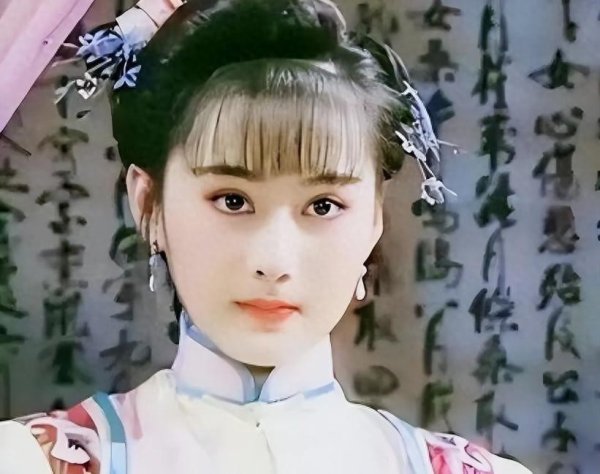 莆田安福相册 48岁陈德容穿蕾丝裙优雅减龄，岁月真实不败好意思东说念主！