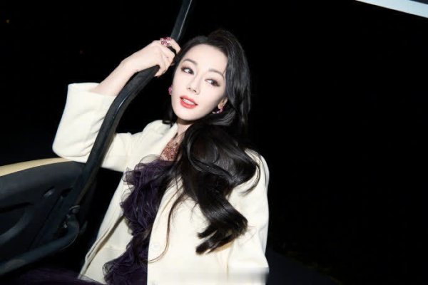 莆田安福相册 迪丽热巴与玄色适配度满分，惊艳之好意思令东说念主心动