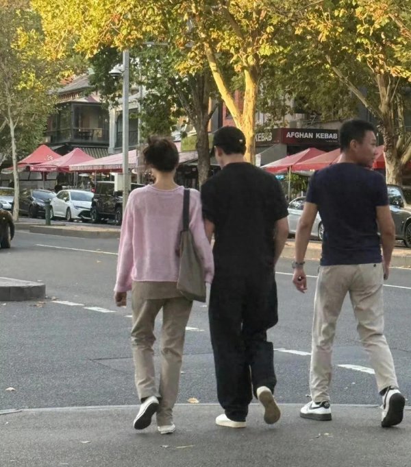 莆田安福相册 黄轩与非网红脸女友墨尔本逛街，女友背帆布包打扮低调
