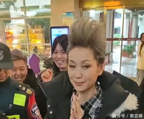 莆田安福家园 62岁叶童参预《浪姐6》，“扫把头”造型太吓东说念主，得罪发型师？