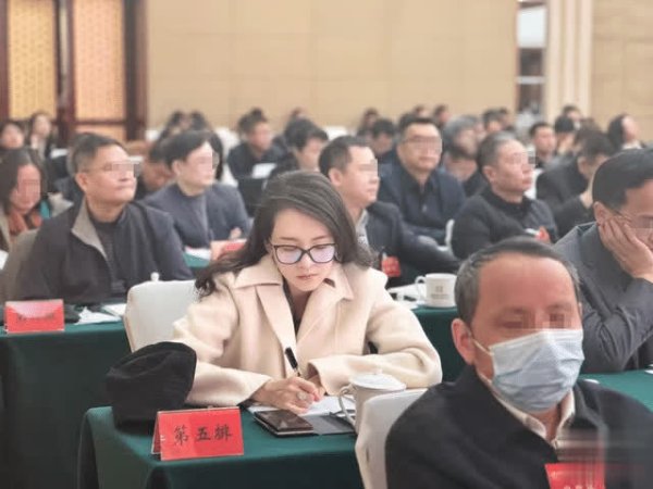 安福相册 章子怡开会照曝光脸不肿情状回春，46岁被赞清纯好意思青娥