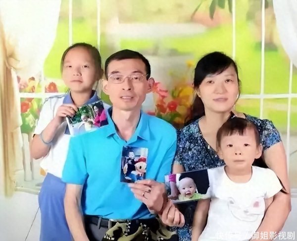 安福相册 谢浩男9年前的全家福曝光，谢岳举着他像片“合影”，谢妈真漂亮