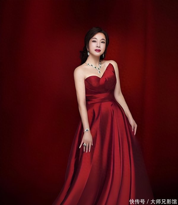 莆田安福家园 看了74岁刘晓庆的打扮，我悟了：裙不贴身，色不外三，才更显高档