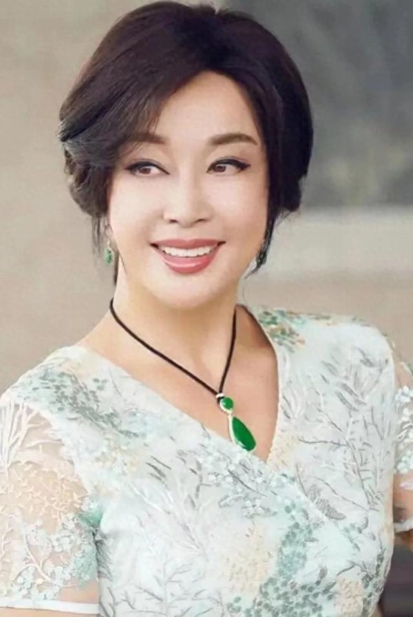 莆田安福相册 71岁刘晓庆霸气发声：姐无须优雅老去，在座列位齐是妹妹
