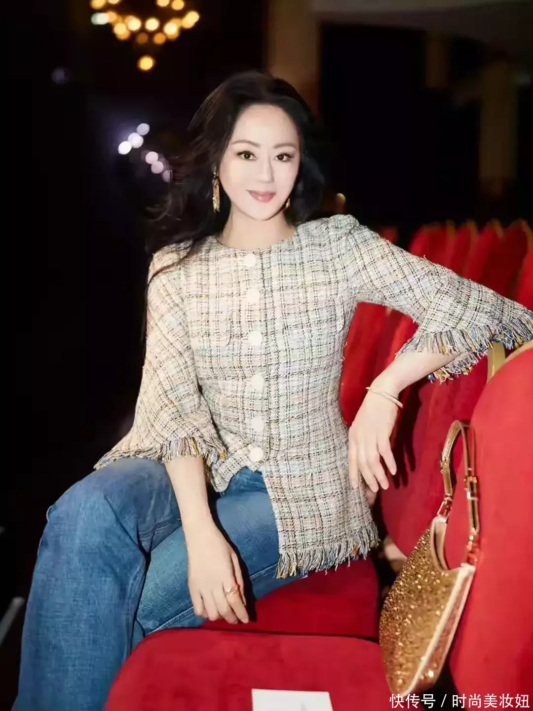 安福相册 章小蕙才是“本名媛”，小香风+牛仔裤高档洋气，又带火了
