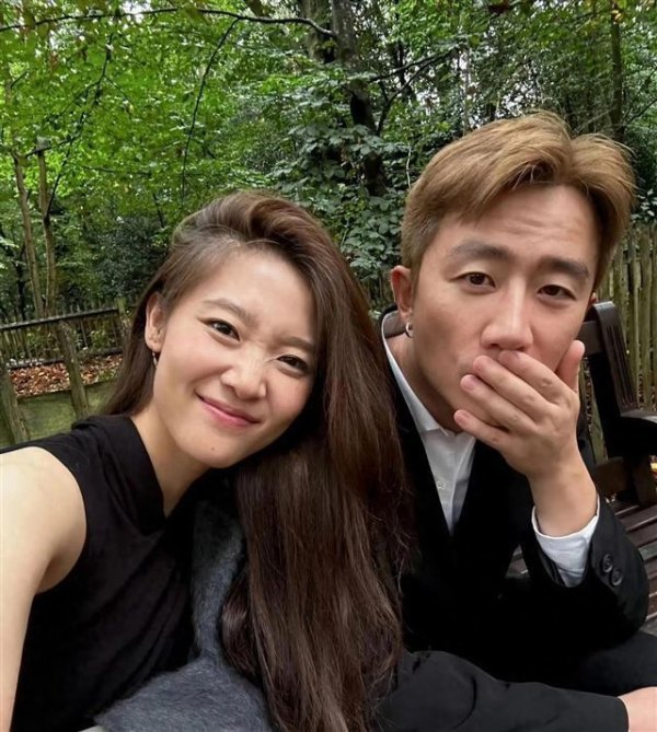 莆田安福家园 40岁黄轩现身新西兰与女友喝咖啡，打扮超帅！