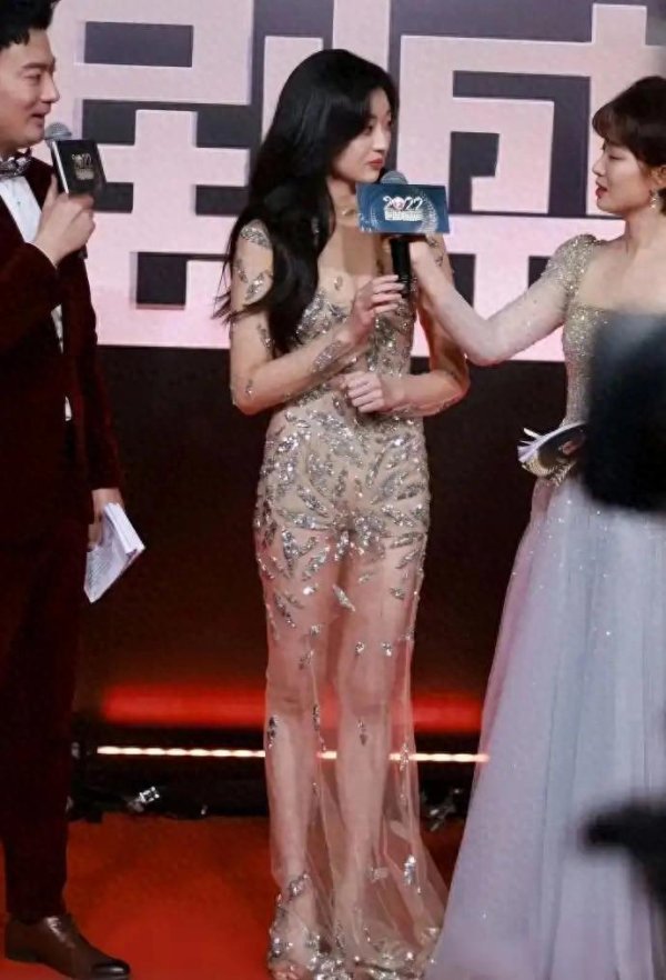 安福相册 27岁孙千穿银叶长裙走红毯，“腿精”颜值好意思翻全场！