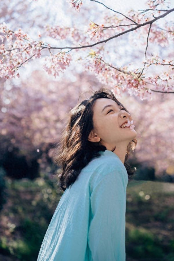 安福相册 吴倩时隔十年回武汉樱海 穿蓝裙甜好意思灵动