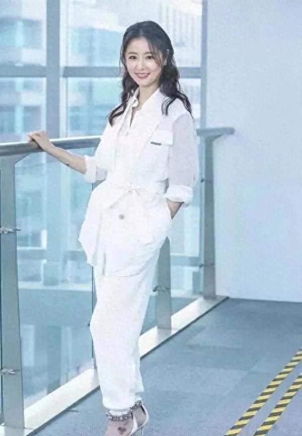 莆田安福相册 林心如49岁公法纹稍显，老了却仍有好意思态尽显确凿边幅