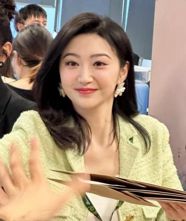 莆田安福相册 36岁景甜增肥后穿绿色小香风怼脸拍，好意思出天空！