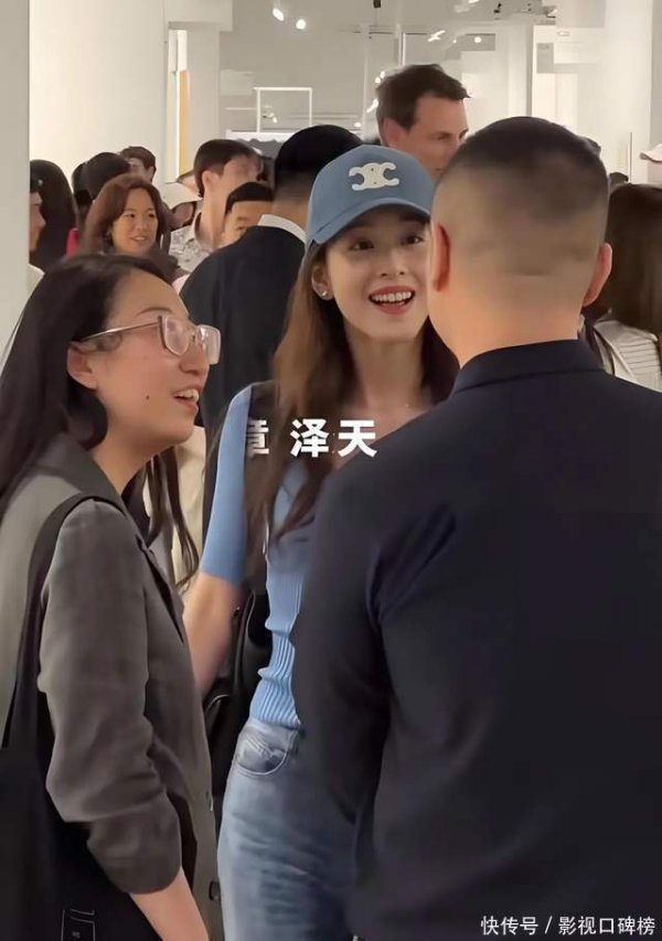 莆田安福相册 章泽天衣服失业装看展览，宛如大学生，体魄纤瘦背很薄，气象很好