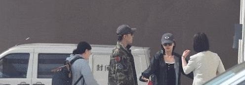 安福相册 34岁吴谨言现身，产后推婴儿车出院