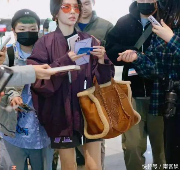 安福相册 41岁张靓颖现身机场，一袭短裤飘逸“冻”东说念主，仳离后活出自我