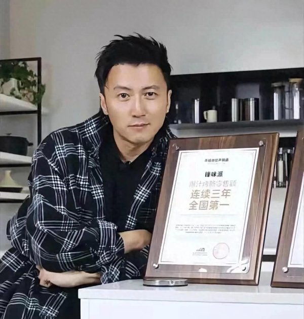 莆田安福相册 谢霆锋跨界好意思食大赢得胜：锋味派烤肠4年销15亿