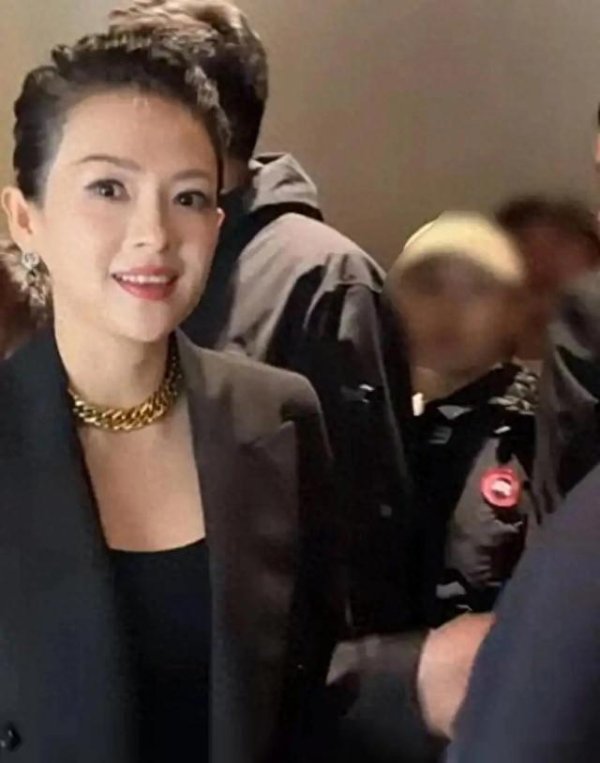 莆田安福相册 46岁章子怡行为造型似女企业家，视力凌厉自带狠劲