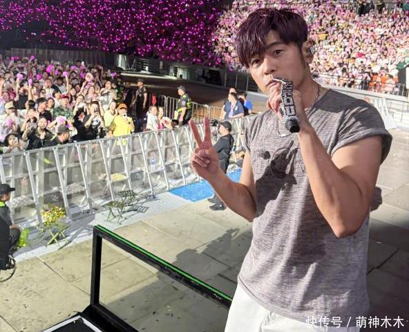 莆田安福相册 周杰伦潮牌印侯佩岑名字缩写，被吐槽装深情，昔日疑似劈叉被扒