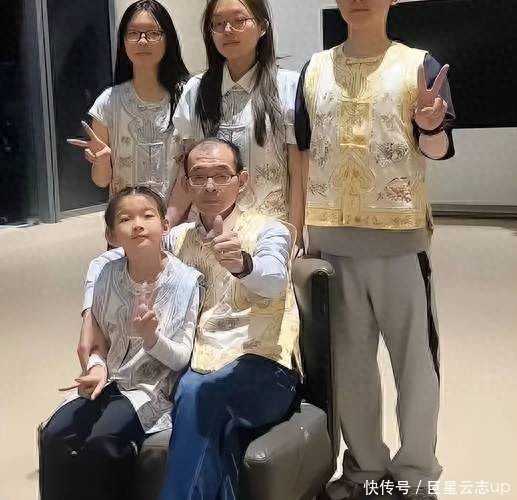 安福相册 谢岳离异后续，谢浩男晒亲妈合影，许建华气象可以，两东谈主矛盾公开