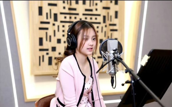 莆田安福相册 甜馨签约乐华文娱出说念，开启星二代新征途