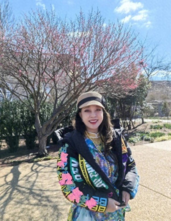 莆田安福相册 刘晓庆晒赏花照，衣服年青笑颜明媚阳光