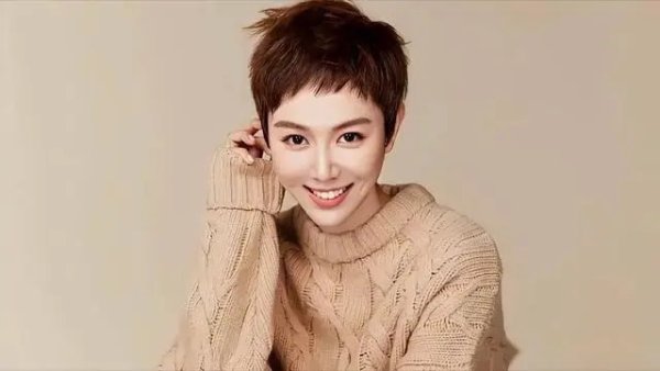 莆田安福相册 姜妍：颜值与争议都飞，女神的进化之路！