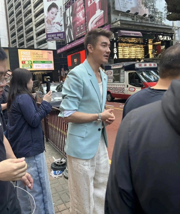 莆田安福相册 54岁胡兵现身香港穿衣有型，大方请女粉丝吃雪糕