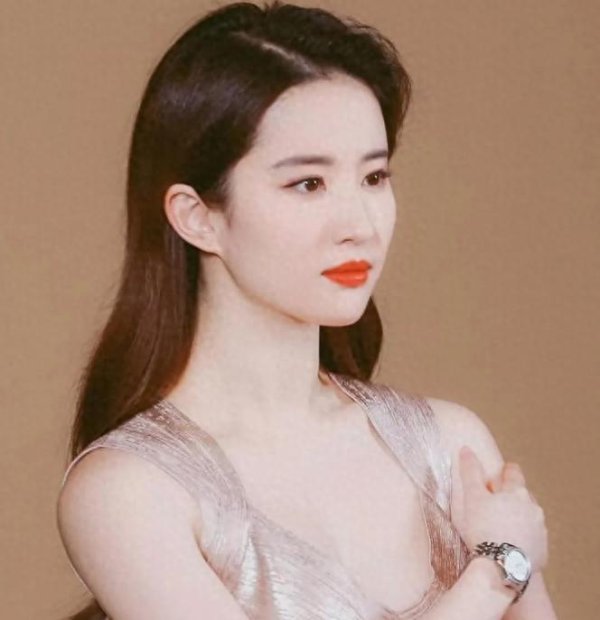 莆田安福相册 刘亦菲挑战物化粉，穿土粉色仍仙气飘飘，有颜即是纵情