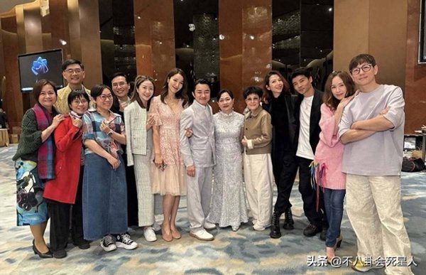 安福相册 王祖蓝妹妹大婚嫁妆惊东谈主，硕大金饰压身，曾获哥哥豪赠880万豪宅
