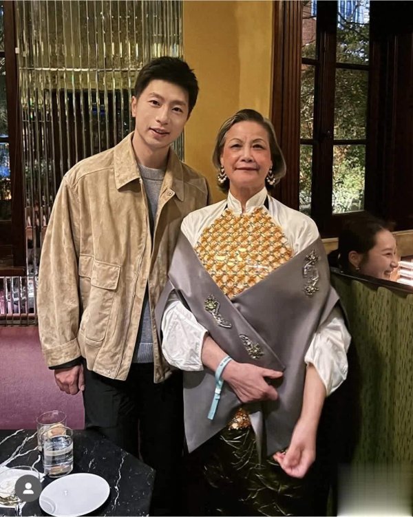 莆田安福相册 72岁网红覃大姨与马龙合照，大姨气场足，马龙超儒雅