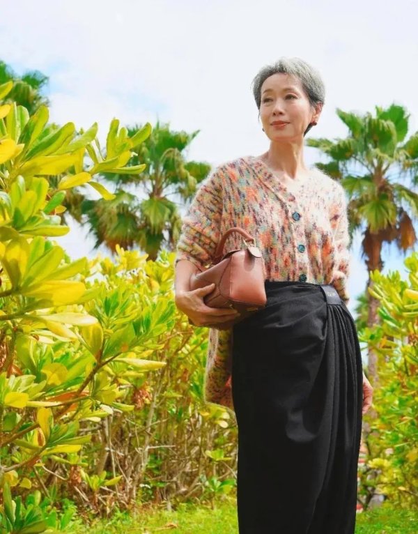 莆田安福家园 62岁叶童不染发，皱纹白首难掩天然优雅之好意思