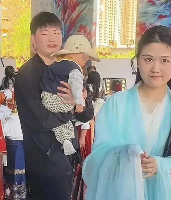 莆田安福家园 陈萌一家三口同框！穿汉服仙气足，嫁大衣哥女儿被宠成公主