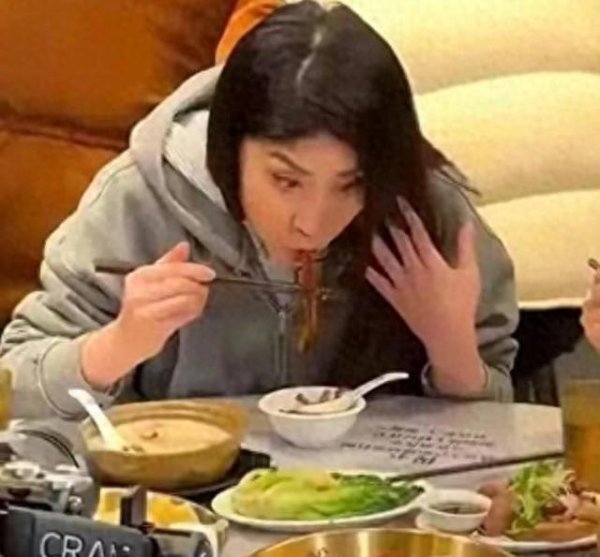 安福相册 陈慧琳不顾淑女形象街头狂吃大排档，网友赞是真明星