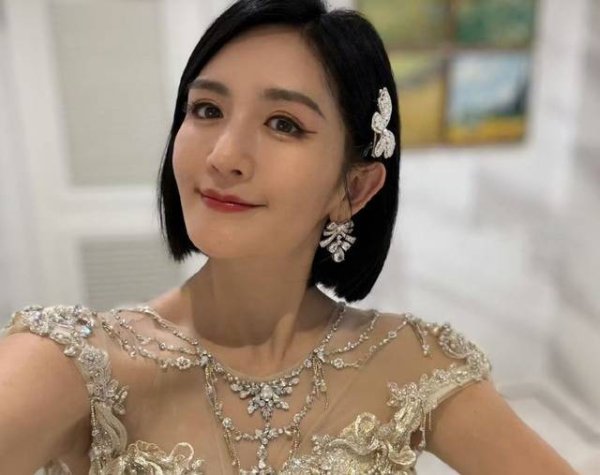 安福相册 谢娜骑分享单车给张杰送花，几日不见现场甘好意思似初恋！