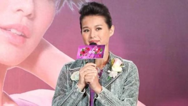 安福相册 胡杏儿走秀T台：把先锋舞台掀了个底朝天！