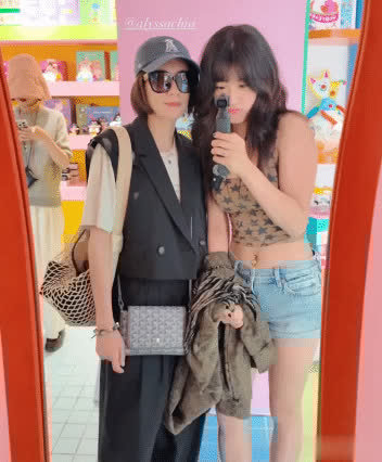 莆田安福相册 贾静雯陪大男儿上海逛街，梧桐妹教摆pose超有爱