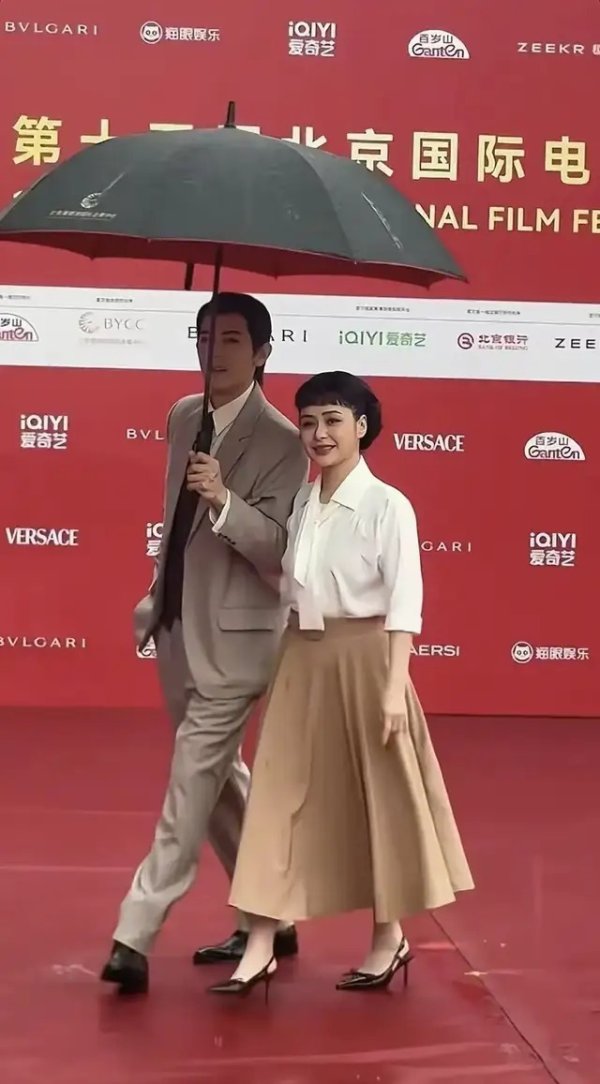 莆田安福家园 阿娇北影节复刻赫本明艳动东说念主，44岁生图能打！