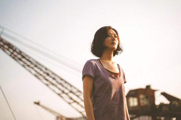 安福相册 《晨曦·花》：在戏剧性与果然性之间扭捏不定