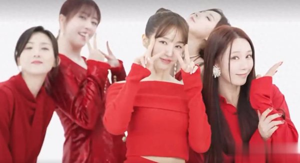 莆田安福相册 尹恩惠责任花絮释出：红裙马尾活力足，与队员互动超欢笑