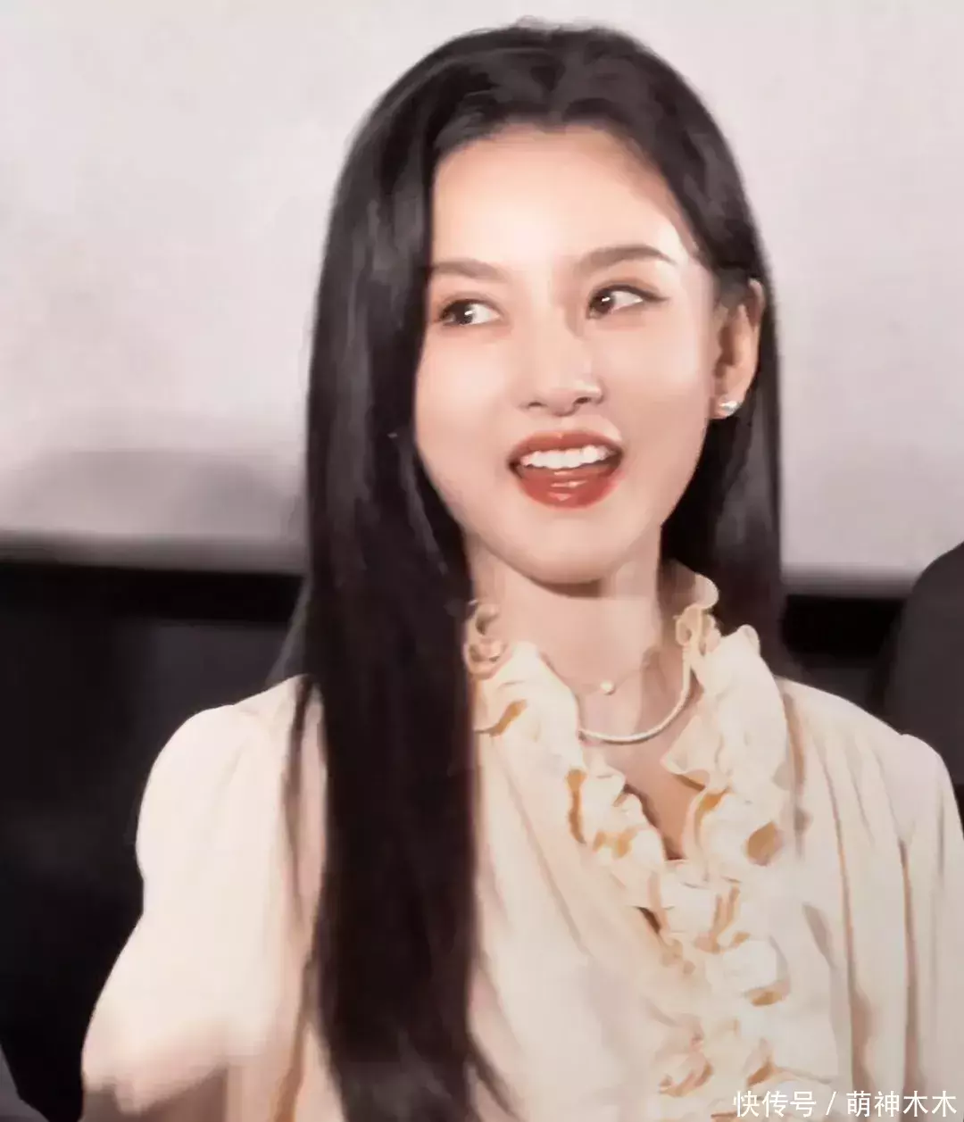 莆田安福相册 宋祖儿复出后初次出面，面部发肿妆太浓，现象和两年前比较差太多