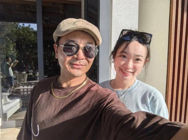莆田安福家园 49岁吴樾深圳旅游素颜出镜，打扮老气潦草显衰老