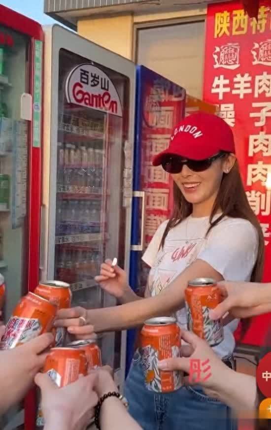 莆田安福相册 参不雅戎马俑偶遇郑秀妍，Jessica请粉丝喝饮料干杯庆生