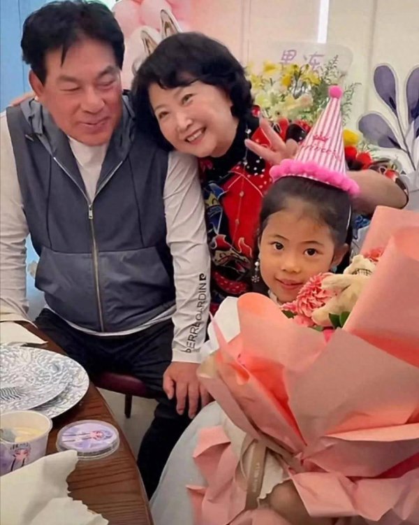 莆田安福家园 朱时茂老婆为孙女庆6岁生辰，范旭霞陌生出面情状佳