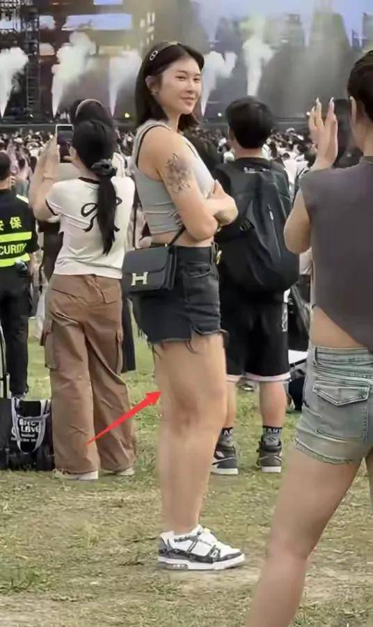 莆田安福相册 吴艳妮穿露脐装戴脐钉亮相遭嘲，本东谈主却满脸自信