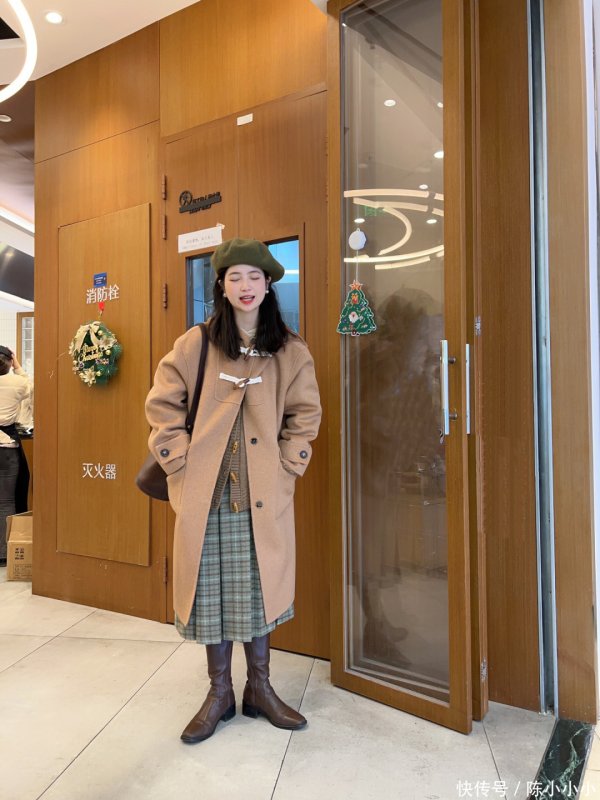 安福相册 绝了 卡其色大衣果真很学院风｜小个子OOTD