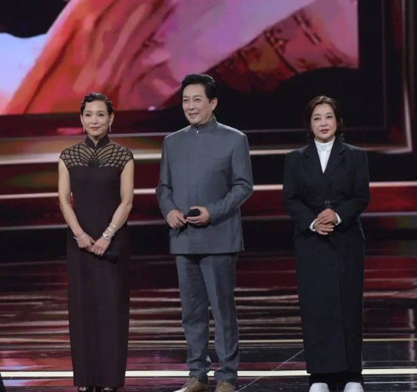 莆田安福相册 唐国强刘晓庆陈冲牵手亮相，刘宇宁惦记物化影东说念主，鹤发之心！