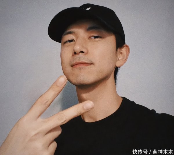 莆田安福相册 网红晓雪晒与李现聊天记载，骑马照与戏中一致，同框背影照曝光